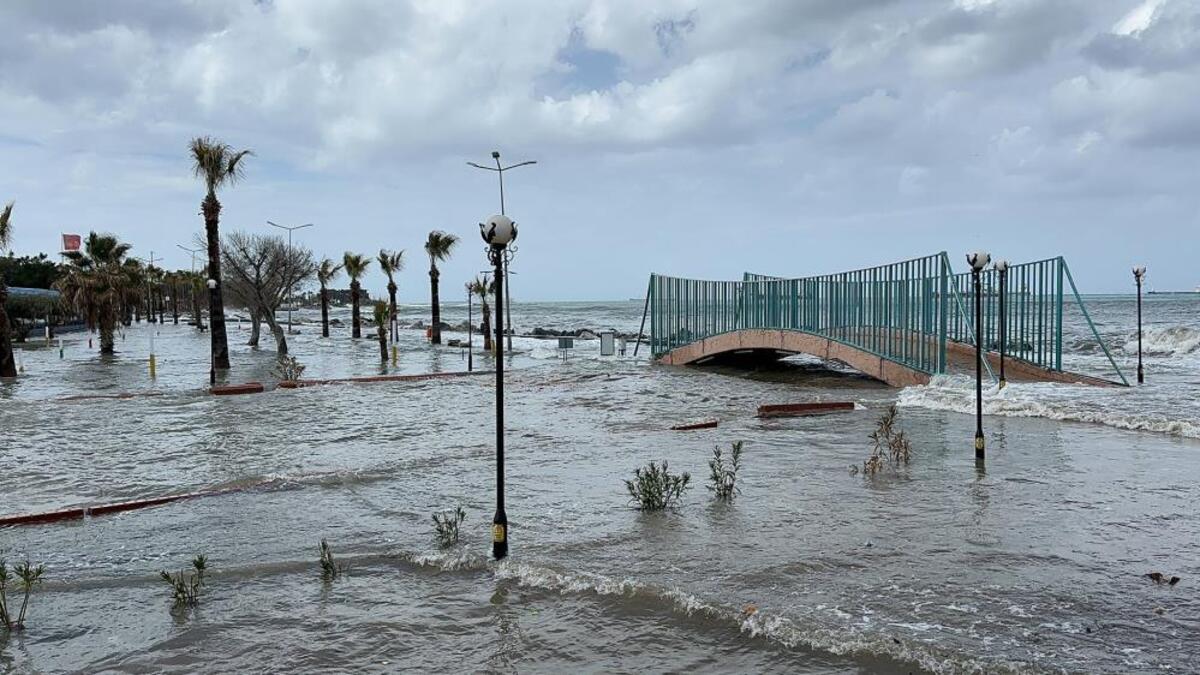 Deprem bölgesi İskenderun'da fırtına denizi taşırdı yangın çıkardı