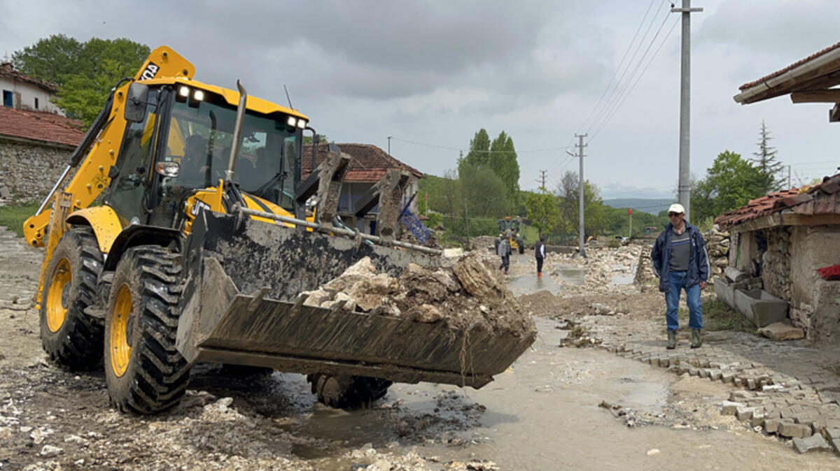 Seyitgazi'de sel suları çekildi temizlik ve onarım başladı