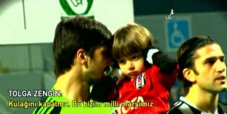 Futbolcular seramonide İstiklal Marşımızı okurken, Beşiktaşın kalecisi Tolga Zengin kucağındaki minik bir çocuğun kulaklarını kapaması üzerine, Kulağını kapatma. Bu bizim milli marşımız demesi adeta sosyal medyayı salladı.