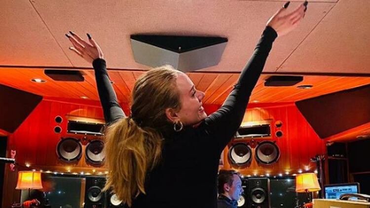 Adele albümün çıkışından üç gün sonra satış rekoru kırdı