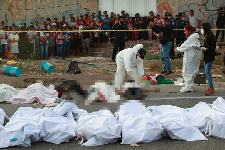 Meksika dehşete uyandı Katliam gibi kazanın görüntüleri dünyayı dehşete düşürdü: 54 ölü, 115 yaralı...