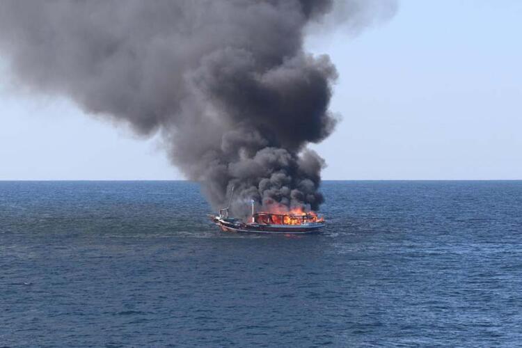 Umman Körfezinde gemi havaya uçtu ABD donanması İranlı gemicileri kurtardı...