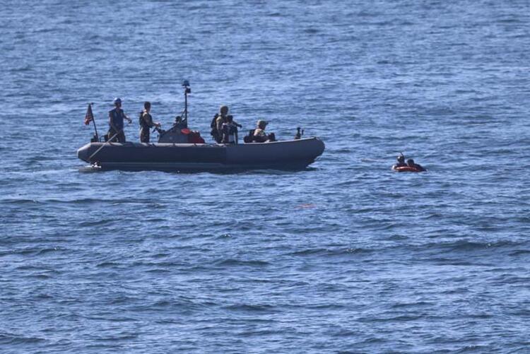 Umman Körfezinde gemi havaya uçtu ABD donanması İranlı gemicileri kurtardı...