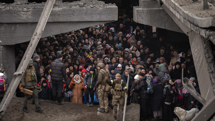 Ukrayna ordusu Rus ilerleyişini kırmak için havaya uçurdu Kievdeki İrpin Köprüsü’nde insanlık dramı...