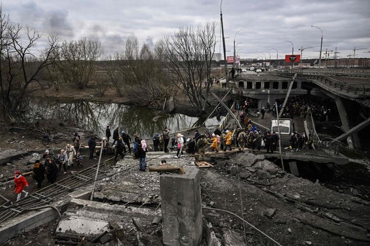 Ukrayna ordusu Rus ilerleyişini kırmak için havaya uçurdu Kievdeki İrpin Köprüsü’nde insanlık dramı...