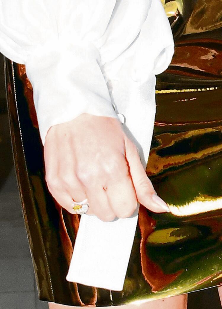 Hadise ve Mehmet Dinçerler nişanlandı Nişan yüzüğü göründü...