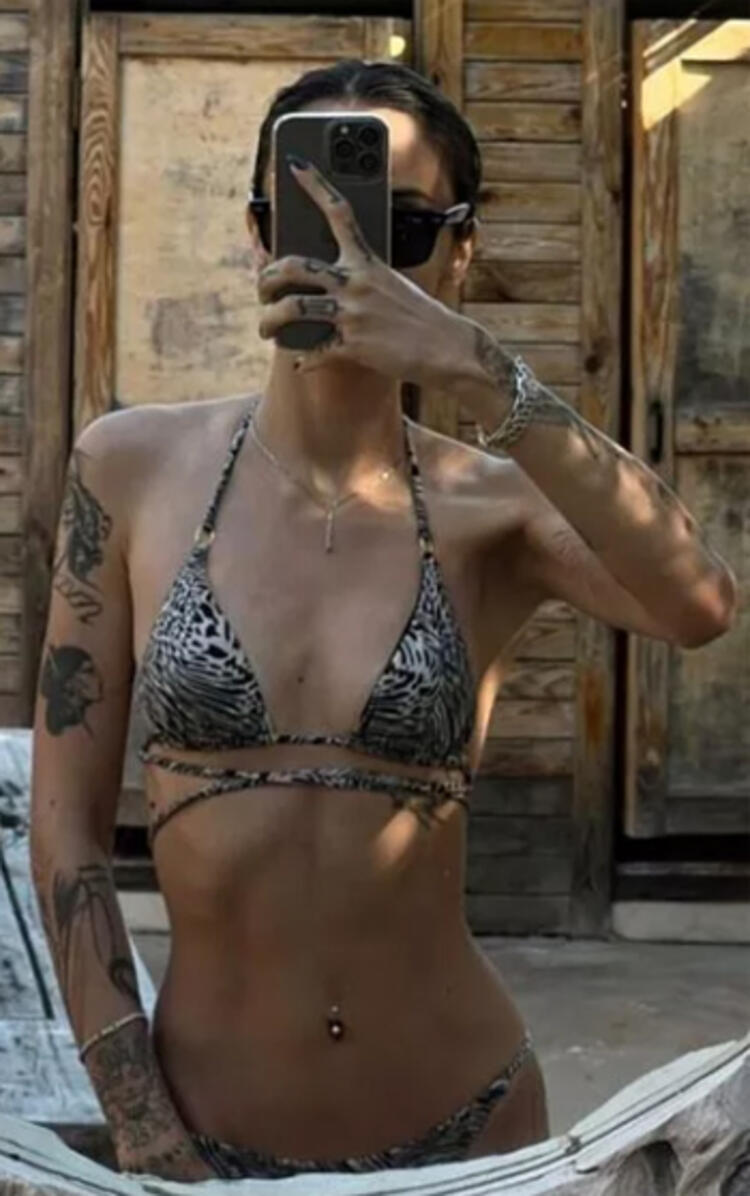 Pelinay İgit yaz sezonunu açtı Bikinili pozlara beğeni yağdı...