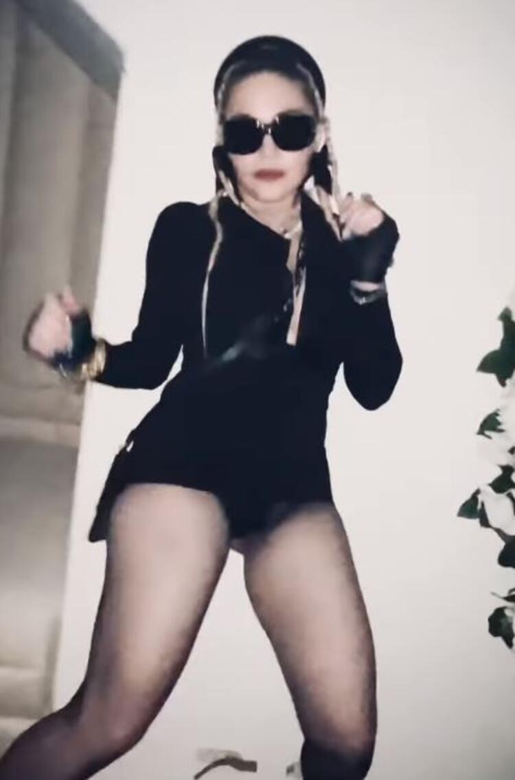 Madonnaya Instagram şoku Müstehcen görüntüler paylaştığı gerekçesiyle yasaklandı