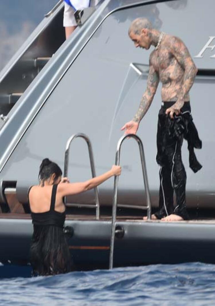 Kourtney Kardashian ve Travis Barker balayına çıktı Elbiselerle denize atladılar...