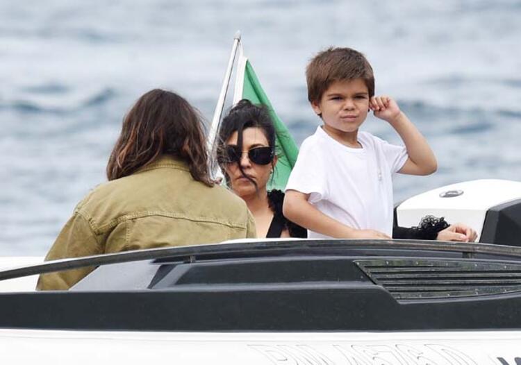 Kourtney Kardashian ve Travis Barker balayına çıktı Elbiselerle denize atladılar...