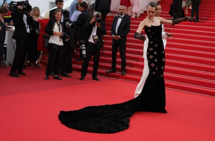 75inci Cannes Film Festivalinde şıklık yarışı Bella Hadid damga vurdu...