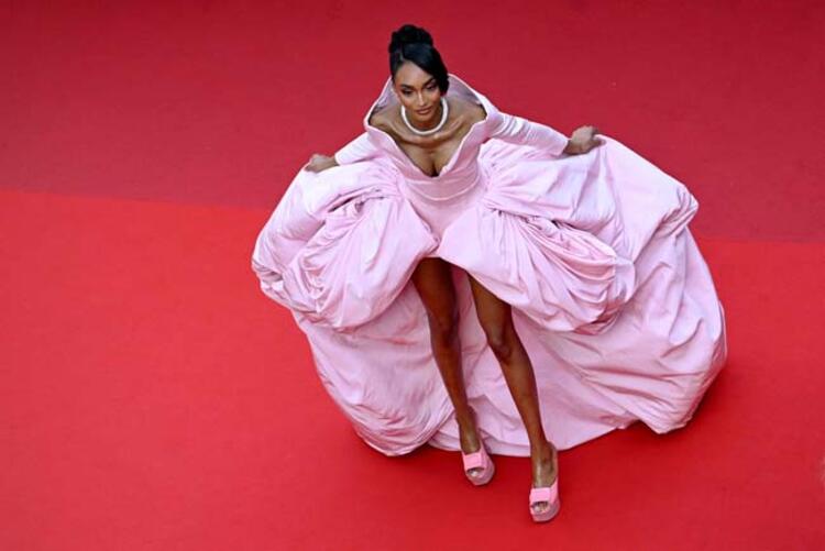 75inci Cannes Film Festivalinde şıklık yarışı Bella Hadid damga vurdu...