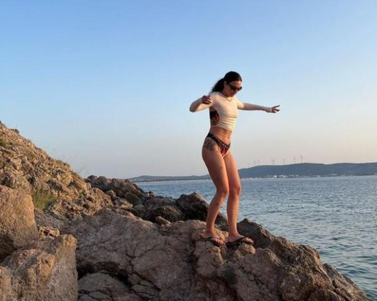 Melisa Şenolsun sezonu açtı, bikinili pozlarını paylaştı