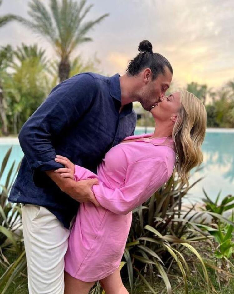 Düğüne günler kala, başka kadınla yatakta skandal fotoğraf Ünlü futbolcu Andy Carrollın adının yazdığı bornozu da giydi...