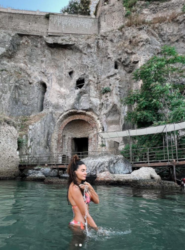 Ebru Şahin tatililn tadını çıkartıyor Deniz kızları burayı evleri olarak seçmiş