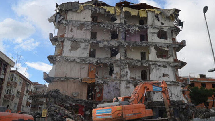 1999 depreminde kaç kişi öldü Gölcük depreminde kaç kişi ölmüştü, kaç bina yıkılmıştı, 1999 depremi kaç şiddetinde olmuştu
