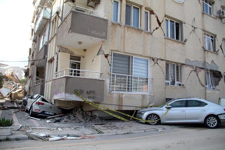 Depremde çöken binanın devrilmesini önleyen 5 otomobil 50 kişinin hayatını kurtardı
