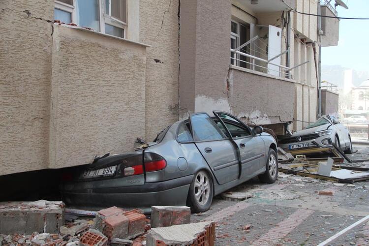 Depremde çöken binanın devrilmesini önleyen 5 otomobil 50 kişinin hayatını kurtardı