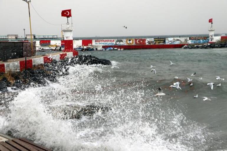 Fırtına İstanbul dahil pek çok ili perişan etti Peş peşe uyarılar geliyor