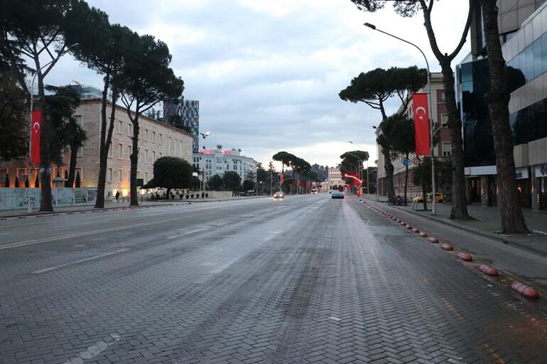 Ülkenin sokakları Türk bayraklarıyla donatıldı Arnavutluk Cumhurbaşkanı Erdoğanı bekliyor...