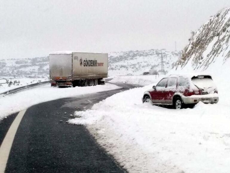 Yoğun kar nedeniyle Tarsus- Adana- Gaziantep (TAG) Otoyolu ulaşıma kapandı Mahsur kalan 2 bin kişi kurtarıldı