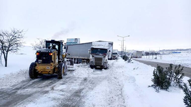 Yoğun kar nedeniyle Tarsus- Adana- Gaziantep (TAG) Otoyolu ulaşıma kapandı Mahsur kalan 2 bin kişi kurtarıldı