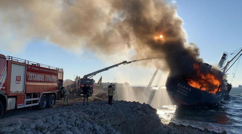 İstanbulda karaya oturan gemide yangın Ekipler sevk edildi