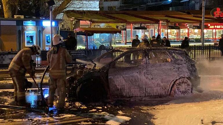 Beşiktaşta korku dolu anlar Otomobil alev alev yandı, sürücü son anda kurtuldu