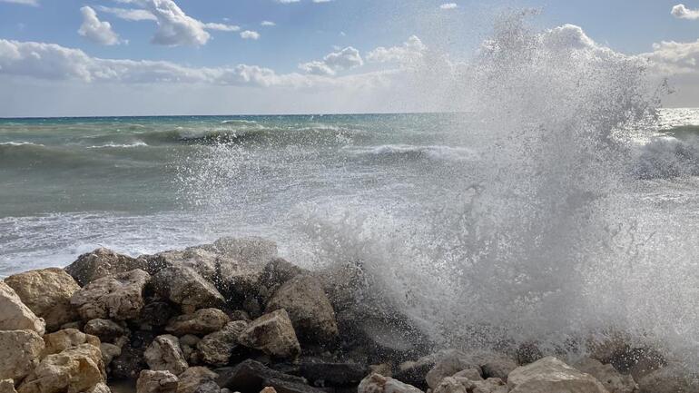Akdenizde fırtına Dev dalgalar oluştu