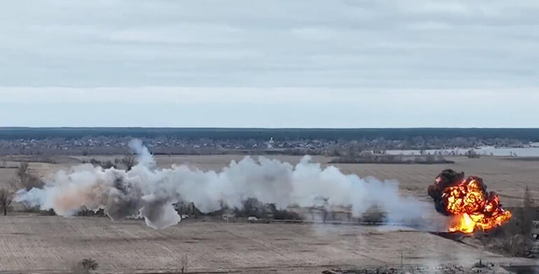 Rusya bombalıyor, Ukrayna direniyor Savaş bölgesinden son dakika gelişmeleri...  Havalimanı tamamen kullanılmaz hale geldi
