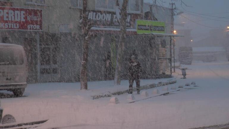 İstanbul Anadolu Yakasında kar yağışı başladı