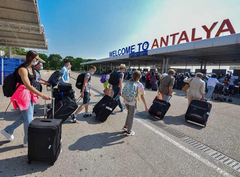 Turistler Antalya’ya akın etti 15 günde rekor...
