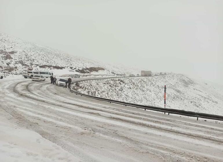 Kar yağışı fena vurdu Karayolu ulaşıma kapandı, araçlar yolda kaldı