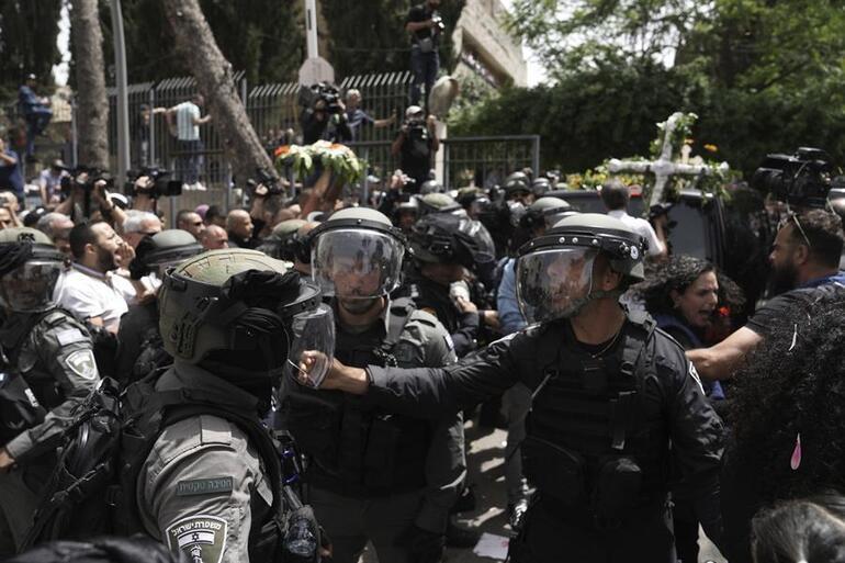 İsrail polisinden akılalmaz müdahale Cenaze karıştı, tabut yere düştü