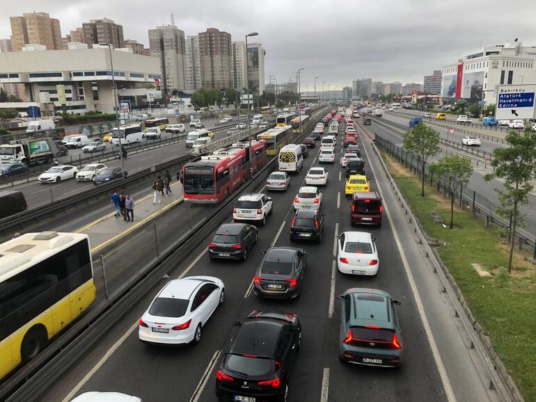 İstanbulda beklenen kuvvetli yağış başladı ‘Sarı kodlu’ uyarı sonrası trafik yüzde 80e ulaştı