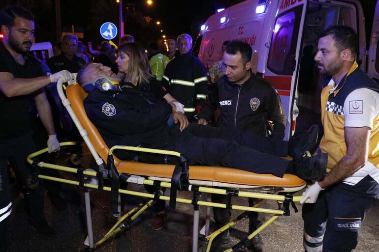 Adanada polis aracıyla otomobil çarpıştı: 1i polis 4 yaralı