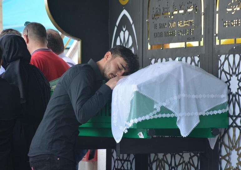 Cumhurbaşkanı Erdoğan, otobüs kazasında ölen gencin cenazesine katıldı