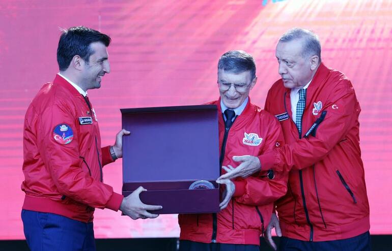 Azerbaycanda TEKNOFEST rüzgarı Erdoğan ve Aliyev kazanan takımlara ödüllerini verdi