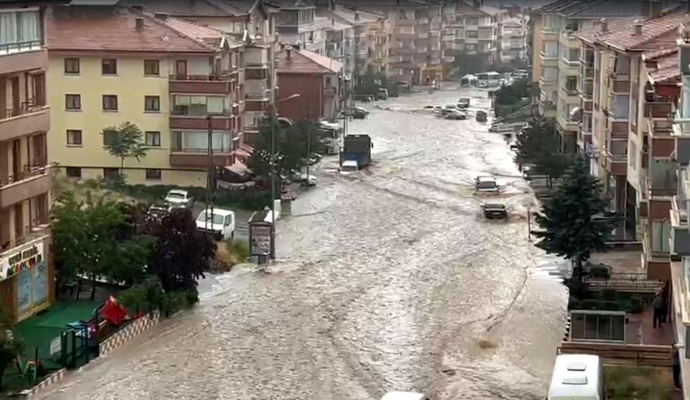 Ankarada şiddetli yağmur ve rüzgar! Yollar göle döndü, evleri su bastı, binaların çatıları uçtu - Resim : 1