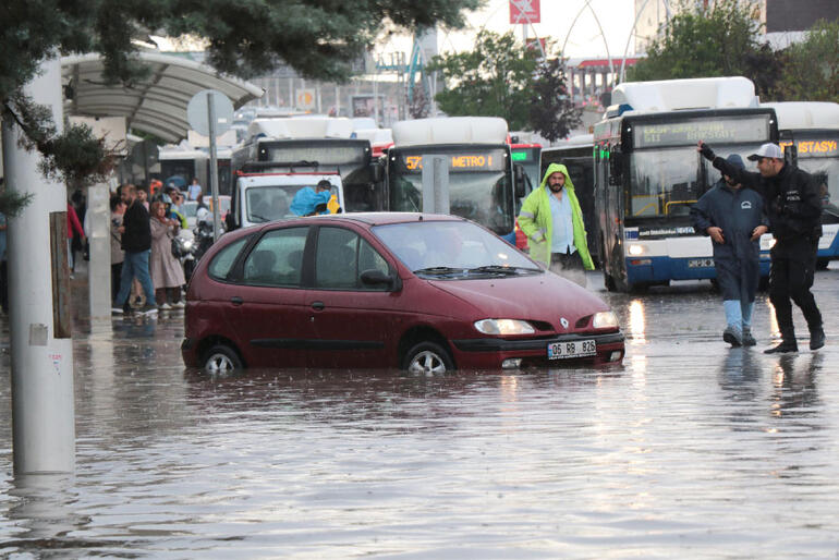 Ankarada yollar göle döndü, iş yerlerini su bastı Bu yağmurlar hiç bitmeyecek mi