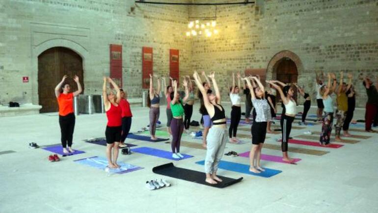 Dünya Yoga Gününde, 4 asırlık kervansarayda yoga etkinliği yapıldı