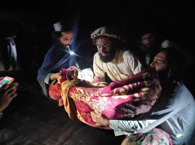 Afganistanda 6.1 büyüklüğünde deprem En az 1000 kişi hayatını kaybetti