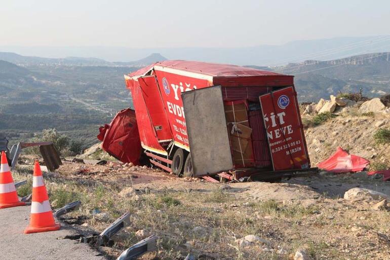 Ölüm virajında korkunç kaza Nakliye kamyonu kaza yaptı: 4 ölü