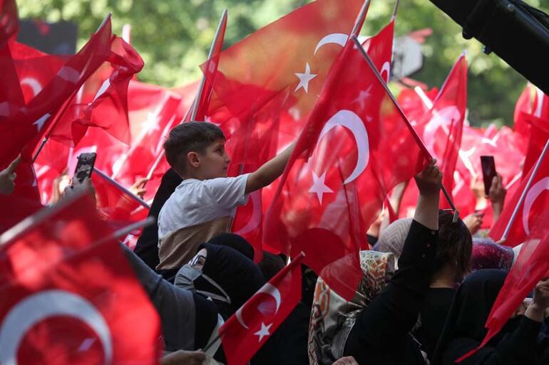 Türkiye aşkına, vatan uğruna 15 Temmuz Demokrasi ve Milli Birlik Günü, binler Saraçhane Meydanına akın ediyor...