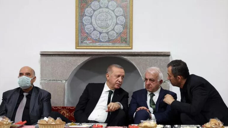 Cumhurbaşkanı Erdoğandan Hüseyin Gazi Cemevine ziyaret