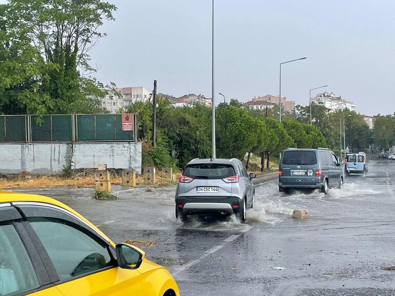 İstanbul’u şiddetli yağmur vurdu Yollar göle döndü, uyarılar art arda geldi