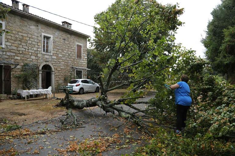 Avrupa felaketleri peş peşe yaşadı Fransa, İtalya ve Avusturyayı önce kuraklık ve yangın sonra fırtına vurdu: 13 ölü