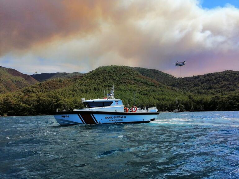 Marmaris’te orman yangını Rüzgar şiddetli, denizde koridor oluşturuldu