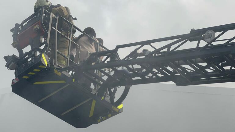 Arnavutköyde fabrikada yangın İşçiler çatıda mahsur kaldı