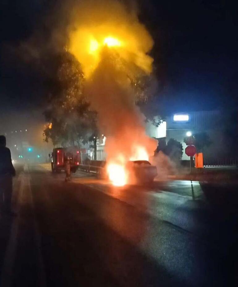 Zeytinburnunda otomobil alev alev yandı; sürücü ölümden döndü